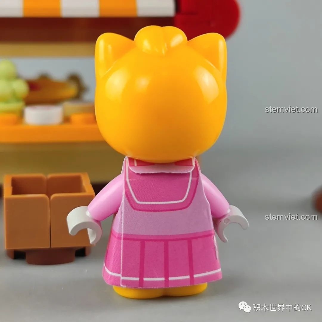 Mặt sau của minifigure sóc Tiểu Mỹ trong bộ lắp ráp JAKI, cho thấy chi tiết in váy và tạo hình đầu sóc tròn trịa.