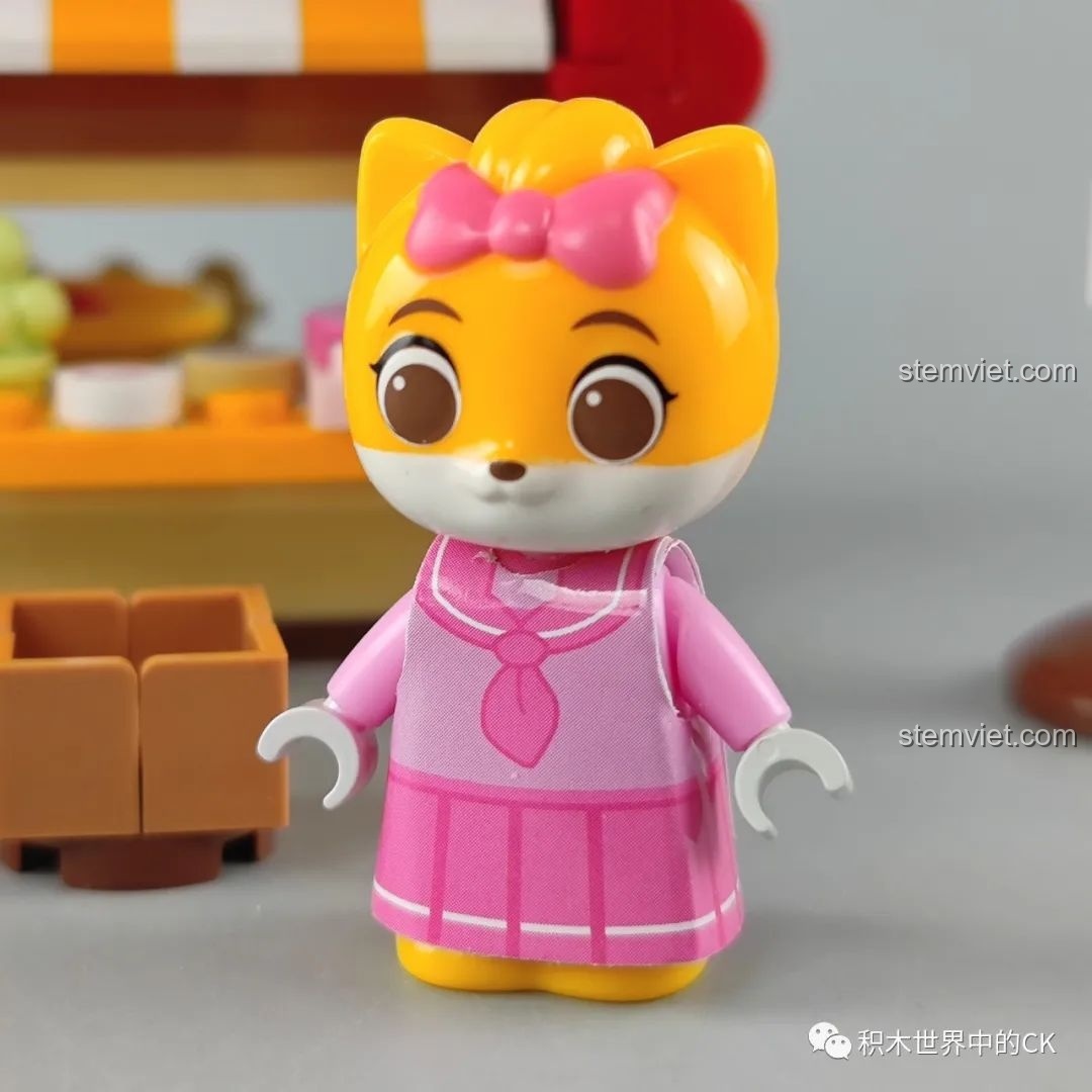 Cận cảnh minifigure sóc Tiểu Mỹ trong bộ JAKI Ngôi Nhà Hạt Dẻ với khuôn mặt đáng yêu và trang phục màu hồng xinh xắn.