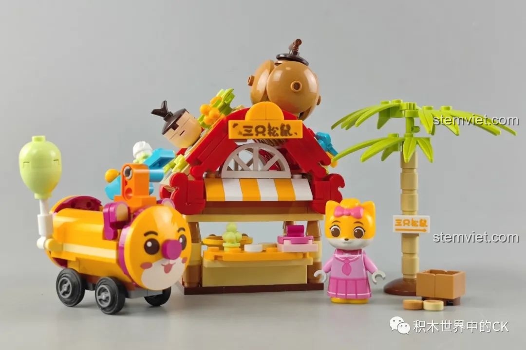 Mô hình hoàn thiện của bộ lắp ráp JAKI Ngôi Nhà Hạt Dẻ, bao gồm quầy hàng, cây dừa, xe đẩy và minifigure sóc Tiểu Mỹ.
