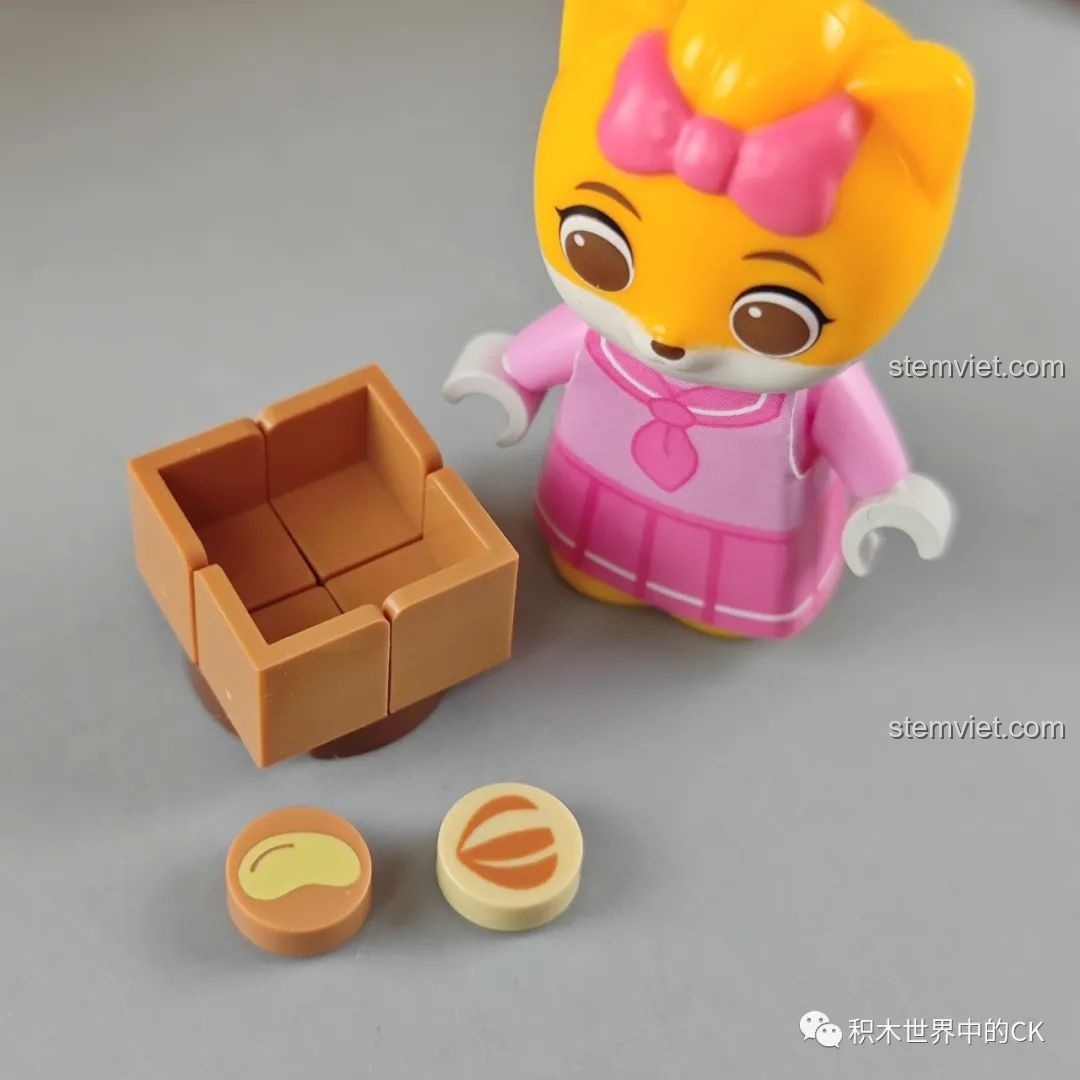 Các chi tiết phụ kiện nhỏ trong bộ JAKI Ngôi Nhà Hạt Dẻ, bao gồm thùng gỗ và các mảnh tròn in hình hạt dẻ, hạt đậu.