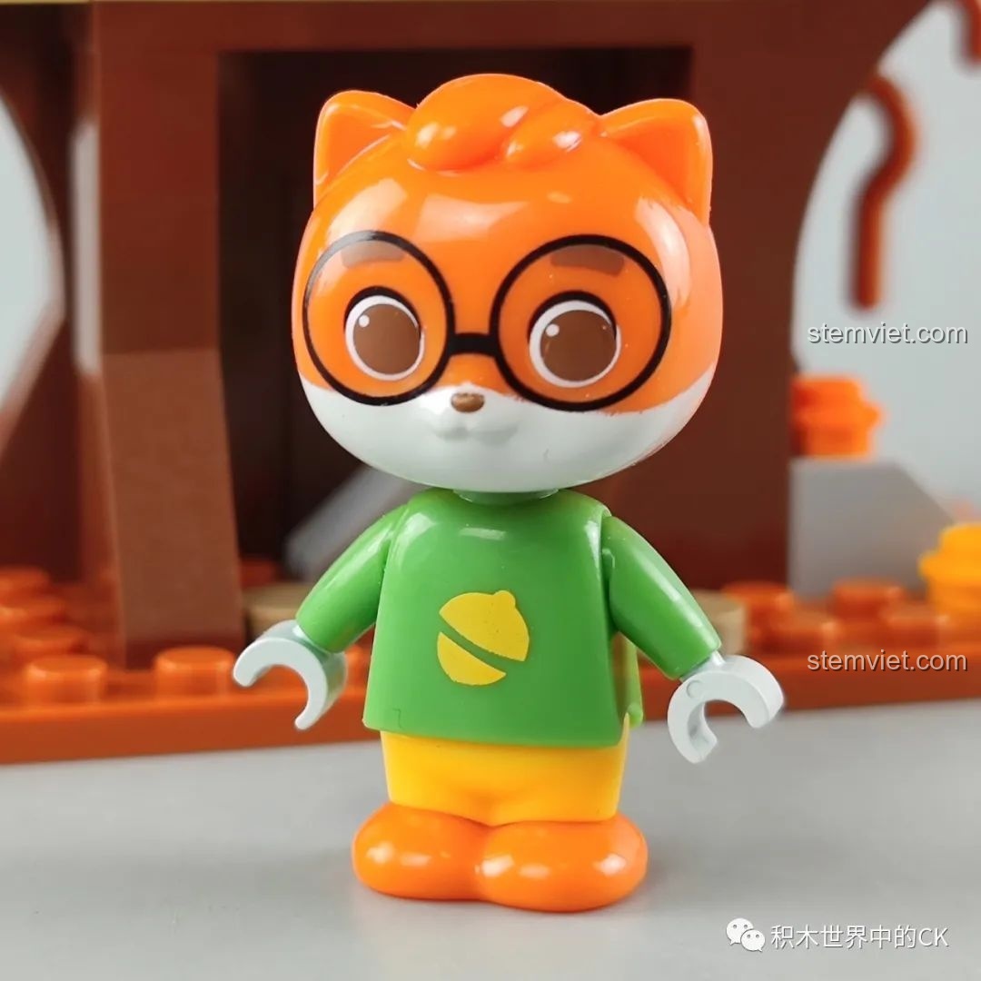 Mô hình hoàn thiện của bộ lắp ráp JAKI Nhà Cây Trong Rừng, có minifigure sóc và các chi tiết cây cối, nhà gỗ.