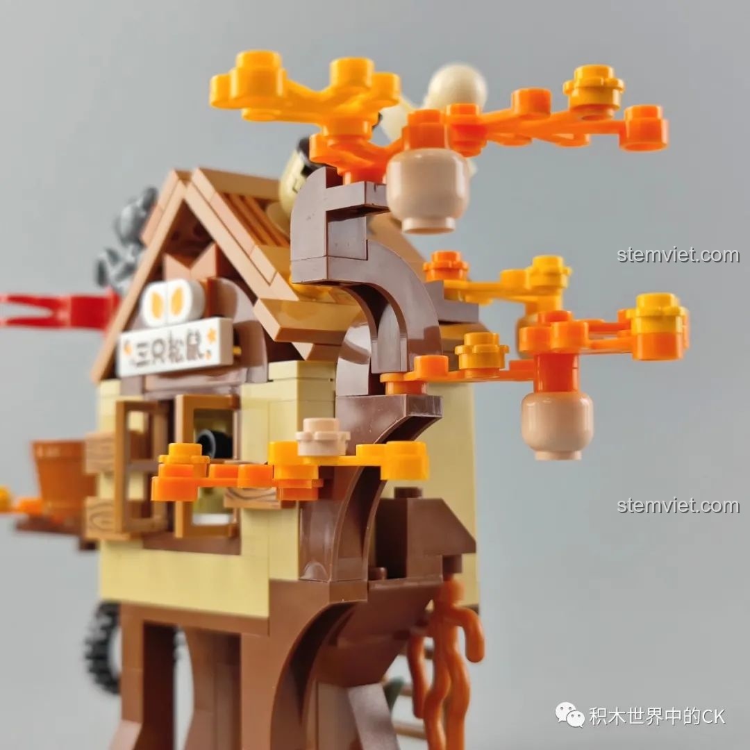 Cận cảnh chi tiết xích đu lốp xe được treo bằng dây xích trên một cành cây của mô hình nhà cây JAKI.