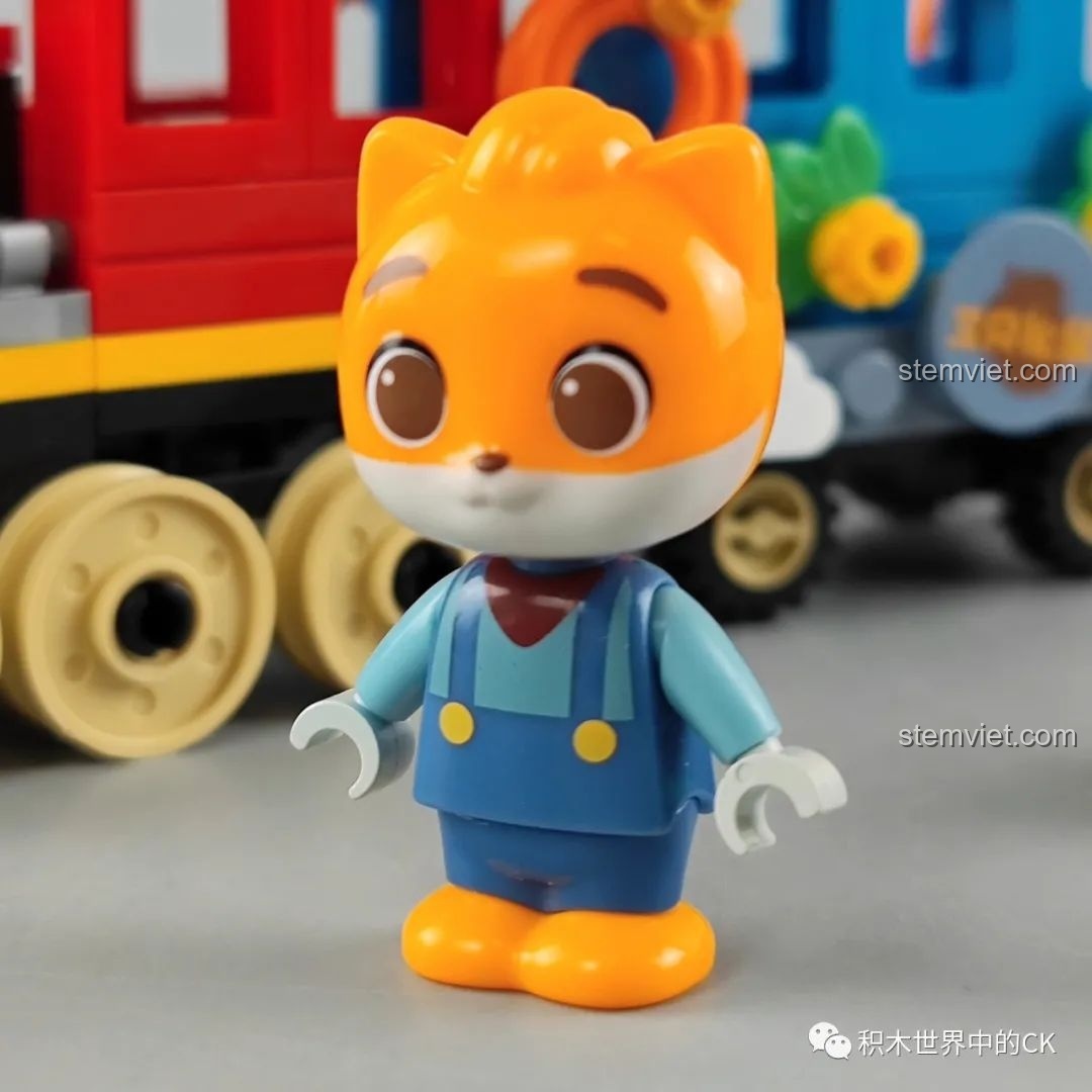Cận cảnh minifigure chú sóc lái tàu trong bộ JAKI Tàu Hỏa Rừng Xanh, mặc trang phục yếm màu xanh dương và áo dài tay.