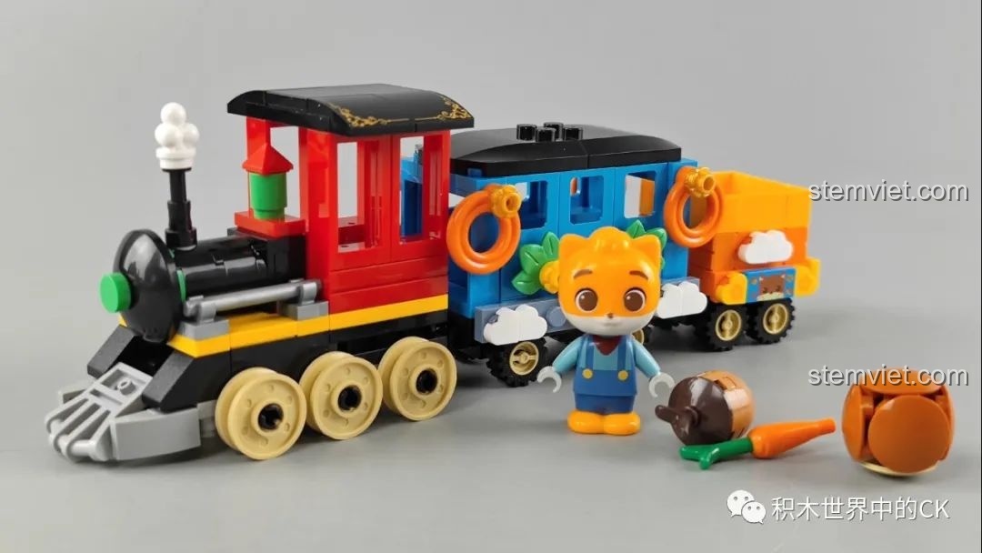 Mô hình hoàn thiện của bộ lắp ráp JAKI Tàu Hỏa Rừng Xanh, gồm đầu tàu, toa hành khách, toa hàng và minifigure sóc.