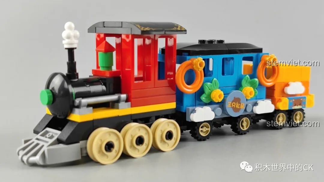 Toàn cảnh mô hình đoàn tàu trong bộ lắp ráp JAKI Tàu Hỏa Rừng Xanh, với màu sắc chủ đạo là đỏ, đen và xanh dương.