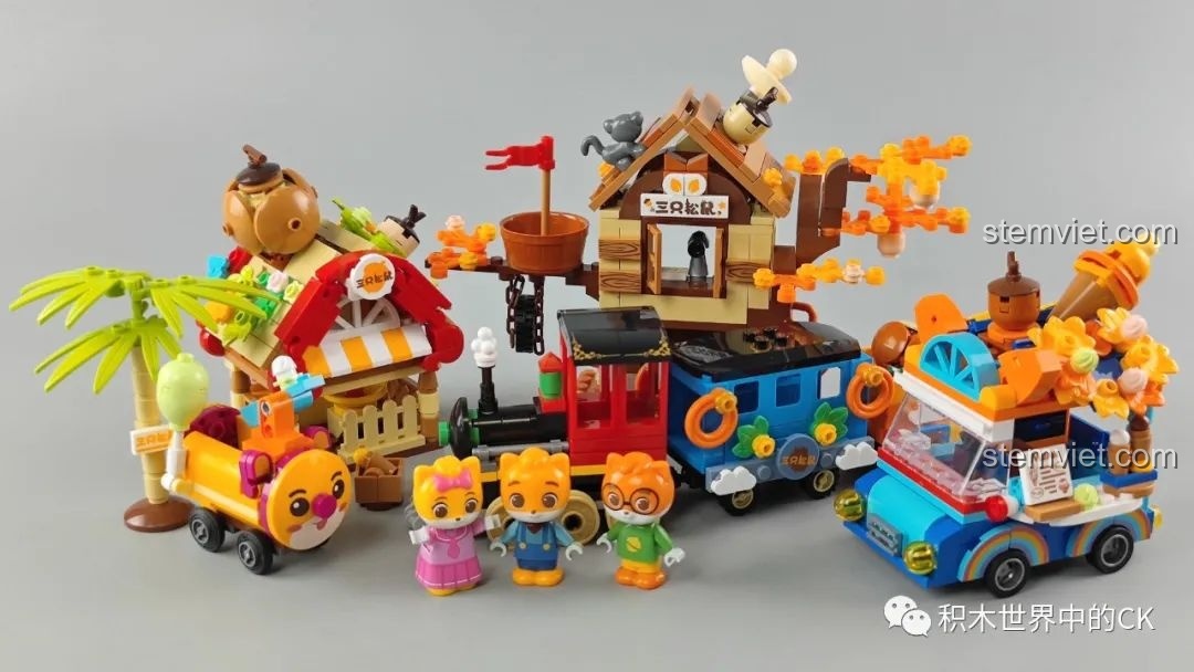 Toàn bộ 4 mô hình trong series lắp ráp JAKI Thị Trấn Ba Chú Sóc được đặt cạnh nhau, tạo thành một khung cảnh thị trấn nhộn nhịp.