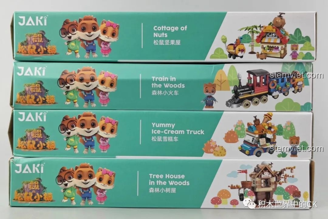 Cạnh bên của các hộp đồ chơi JAKI Thị Trấn Ba Chú Sóc được xếp chồng lên nhau, hiển thị tên từng bộ sản phẩm rõ ràng.