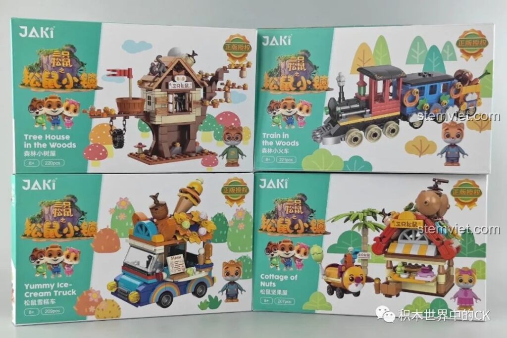 Toàn bộ 4 hộp của series đồ chơi lắp ráp JAKI Thị Trấn Ba Chú Sóc, bao gồm Nhà Hạt Dẻ, Tàu Hỏa, Xe Kem và Nhà Cây.