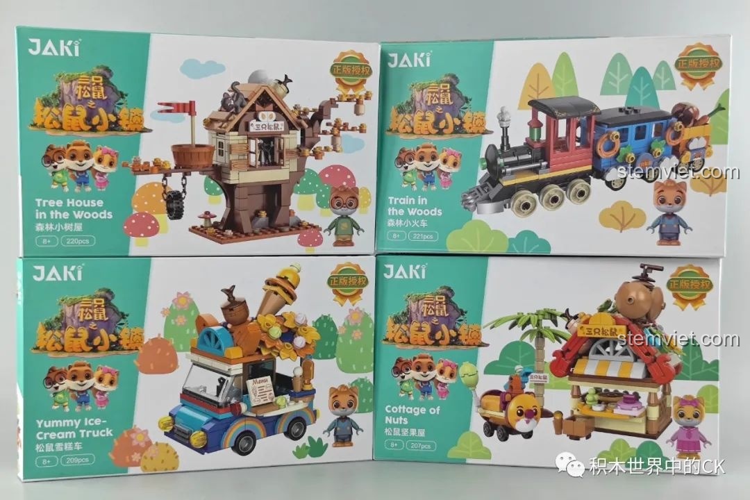 Toàn bộ 4 hộp của series đồ chơi lắp ráp JAKI Thị Trấn Ba Chú Sóc, bao gồm Nhà Hạt Dẻ, Tàu Hỏa, Xe Kem và Nhà Cây.