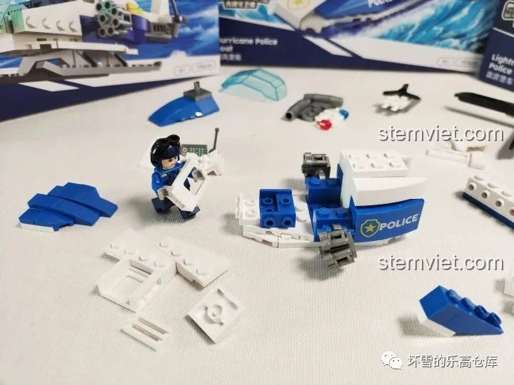 Quá trình lắp ráp trực thăng Phi Ưng Không Cảnh của JAKI Vệ Binh Tiên Phong, với các mảnh ghép màu xanh trắng.