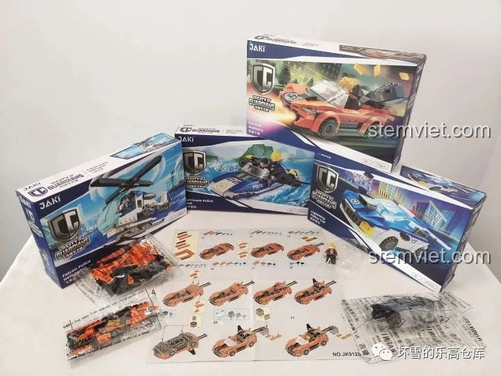 Bên trong hộp bộ lắp ráp JAKI Vệ Binh Tiên Phong, hiển thị các túi linh kiện, sách hướng dẫn và minifigure.