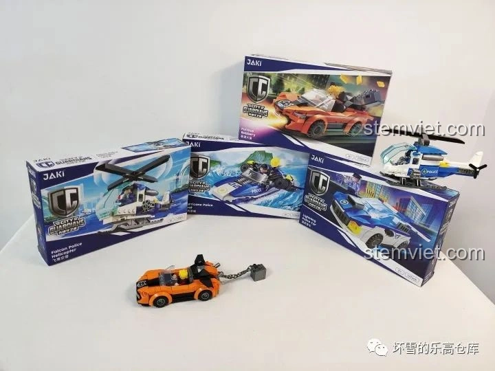 Mô hình xe Đại Đạo Tốc Độ và trực thăng Phi Ưng Không Cảnh của JAKI Vệ Binh Tiên Phong đã hoàn thành, cùng với các hộp sản phẩm.