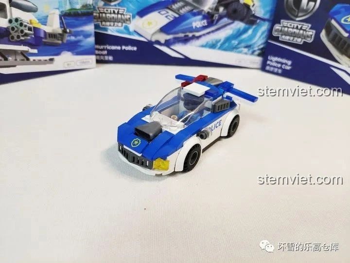 Mô hình xe cảnh sát Sấm Sét của JAKI Vệ Binh Tiên Phong đã hoàn thành, với nhân vật cảnh sát ngồi trong xe.