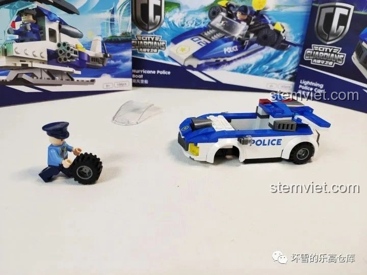Quá trình lắp ráp xe cảnh sát Sấm Sét của JAKI Vệ Binh Tiên Phong, với nhân vật cảnh sát đang lắp bánh xe.