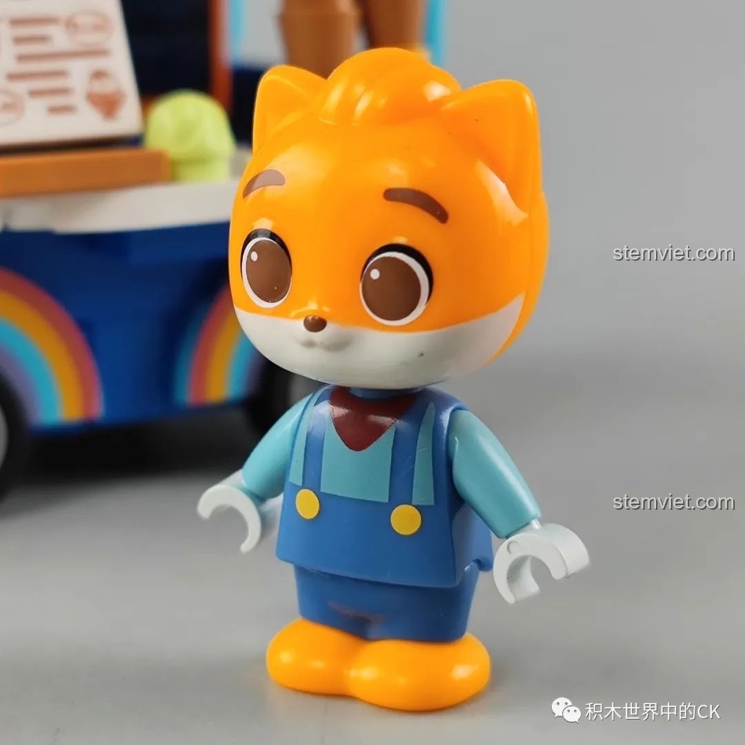 Mô hình hoàn thiện của bộ lắp ráp JAKI Xe Kem Ngon Lành, có minifigure sóc và các chi tiết kem, cầu vồng rực rỡ.