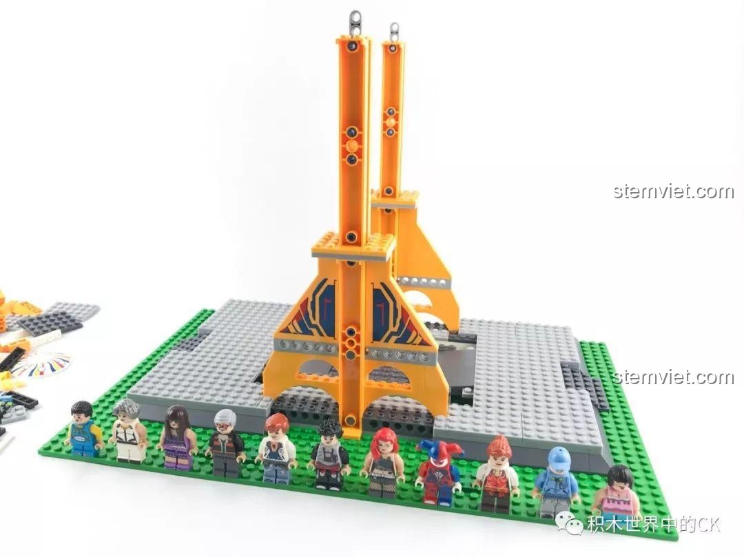 Gia cố phần trụ chính của Đu Quay Lớn JEMLOU 7036 với các chi tiết trang trí màu xanh.