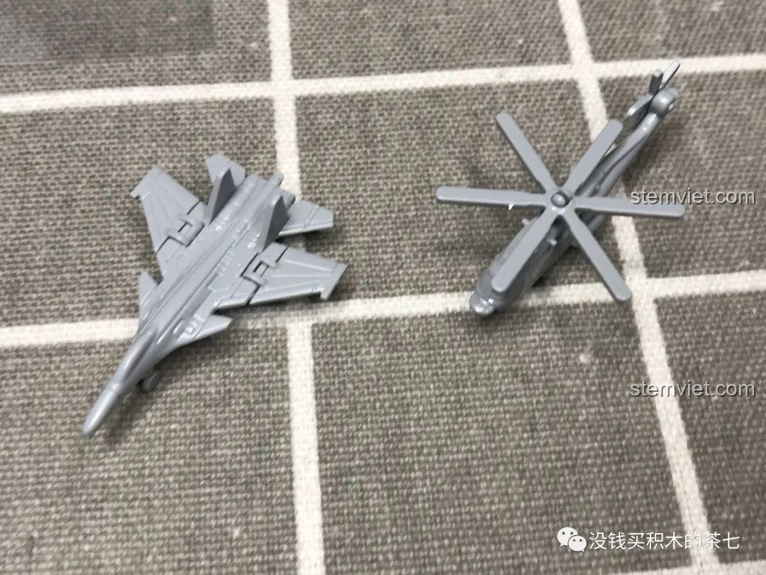 góc nhìn từ dưới lên máy bay J-15 và trực thăng Zhi-8 của bộ lắp ghép Tàu Sân Bay Liêu Ninh Jia Zhi 1562