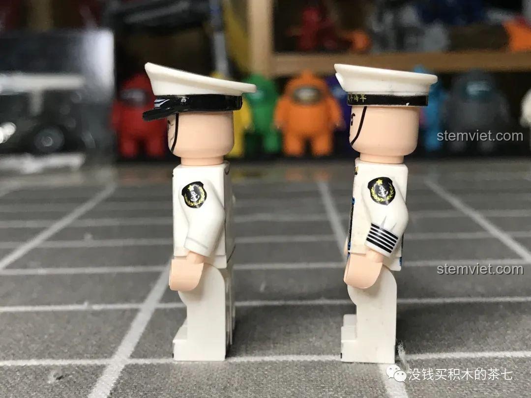 minifigure Thuyền trưởng và Hải quân thủy binh nhìn từ cạnh bên khác của đồ chơi mô hình Hàng không mẫu hạm Liêu Ninh Glory Made 1562