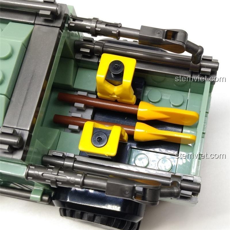 Cận cảnh phần đầu xe Jeep Dã Ngoại SY 5120, thể hiện chi tiết lưới tản nhiệt và cản trước, bộ đồ chơi cho bé trai 6 tuổi.