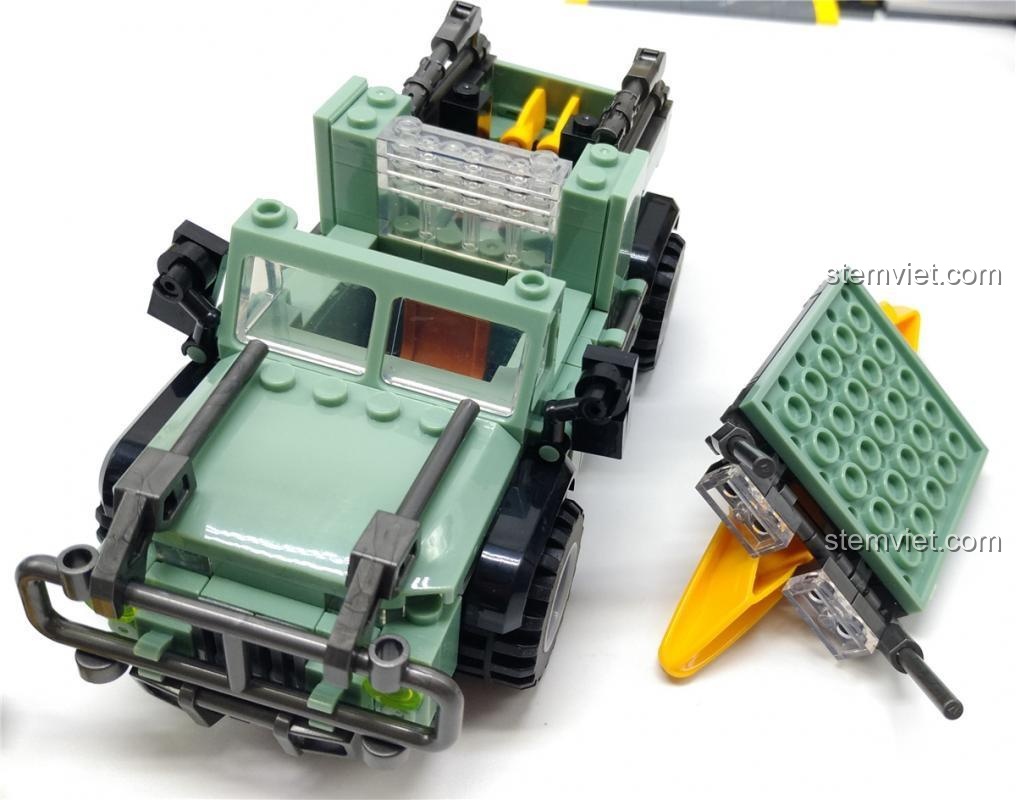 Xe Jeep Dã Ngoại SY 5120 với các phụ kiện gắn thêm như thanh bảo vệ và đèn trợ sáng, bộ lắp ghép tăng cường trải nghiệm.