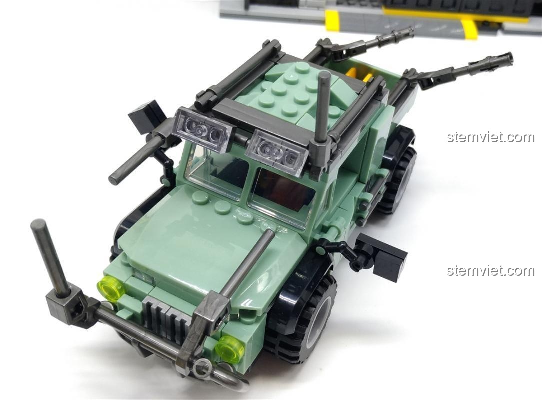 So sánh xe Jeep Dã Ngoại Jia Zhi 5120 với một mô hình xe khác, cho thấy kích thước và phong cách, đồ chơi lắp ráp tương thích LEGO®.