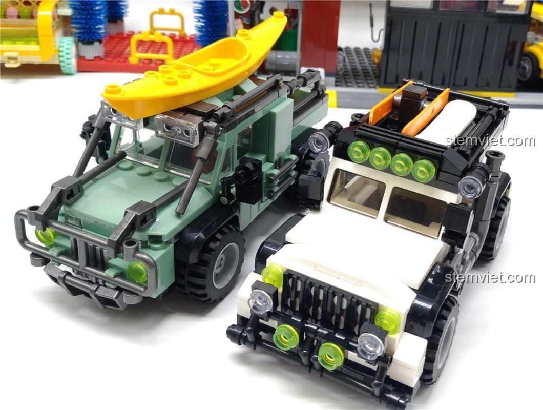 So sánh xe Jeep Địa Hình SY 5120 với một mô hình xe safari, thể hiện sự đa dạng trong bộ sưu tập, bộ đồ chơi giá tốt.