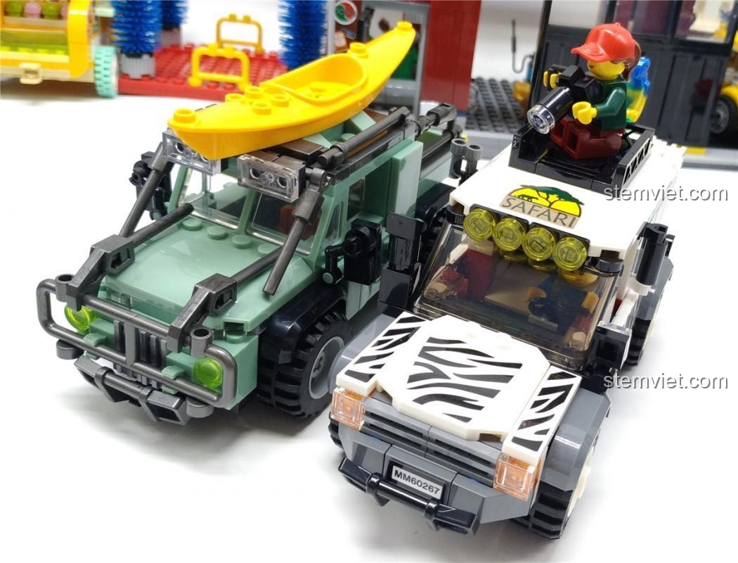 Góc nhìn từ phía sau của xe Jeep Dã Ngoại Jia Zhi 5120 và xe safari, cho thấy sự khác biệt về thiết kế, đồ chơi mô hình cho bé trai.