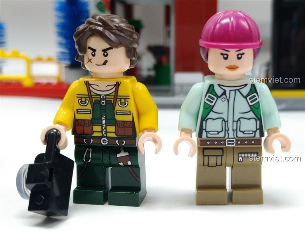 Minifigure người lái xe của bộ lắp ráp SY 5120 Xe Jeep Dã Ngoại, với biểu cảm khuôn mặt và chi tiết trang phục, bộ đồ chơi sáng tạo.