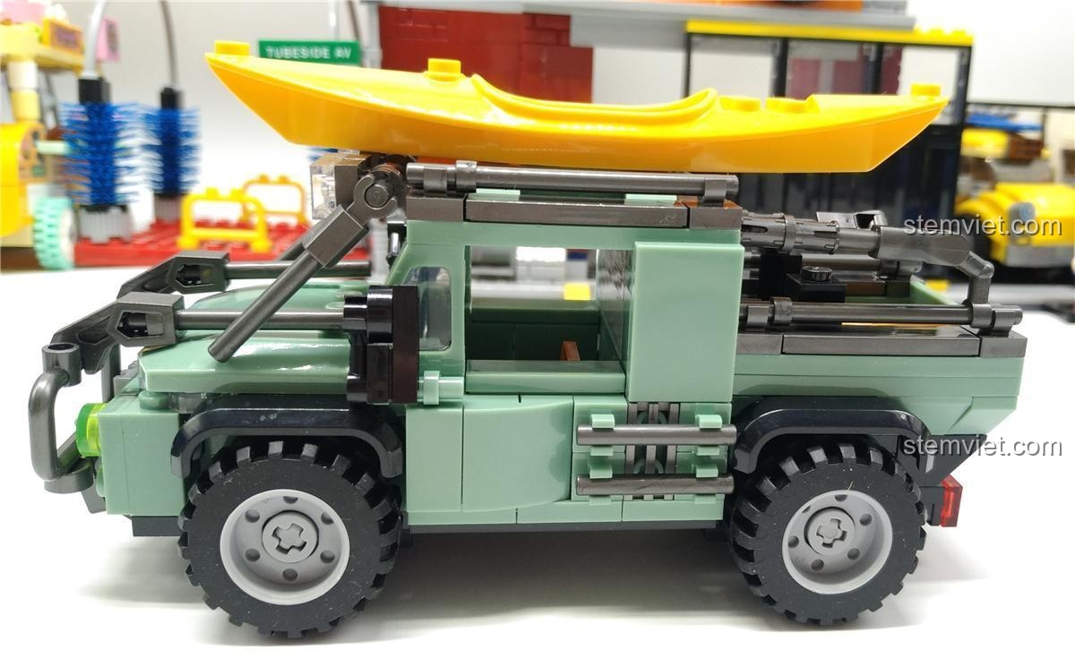 Góc nhìn ngang của xe Jeep Địa Hình Jia Zhi 5120, cho thấy thiết kế thân xe và bánh lớn, đồ chơi lắp ráp bền bỉ.