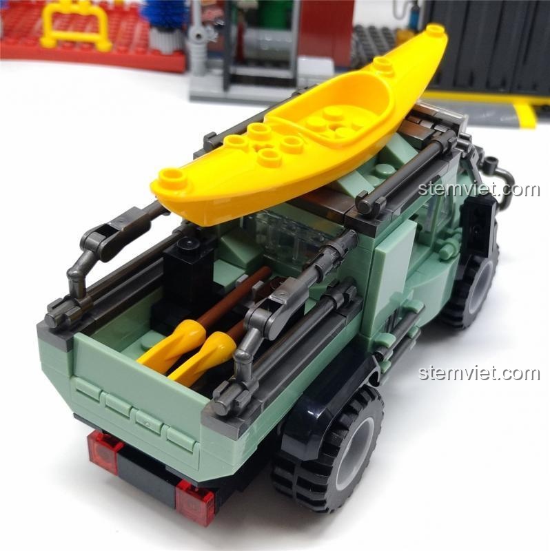 Thuyền kayak màu vàng được gắn trên nóc xe Jeep Dã Ngoại Jia Zhi 5120, sẵn sàng cho chuyến phiêu lưu, đồ chơi mô hình sáng tạo.
