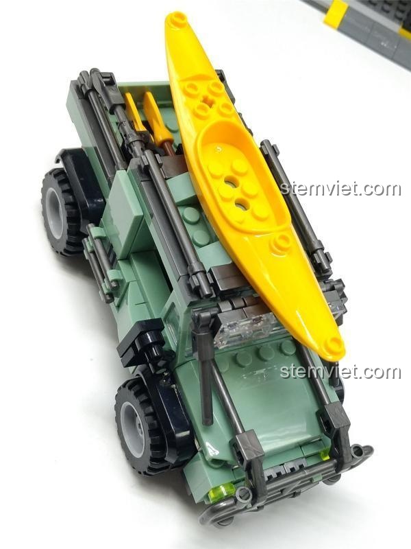 Góc nhìn từ trên xuống của xe Jeep Off-road SY 5120, thể hiện tổng thể thiết kế và thuyền kayak, bộ lắp ghép cho bé trai 6 tuổi.