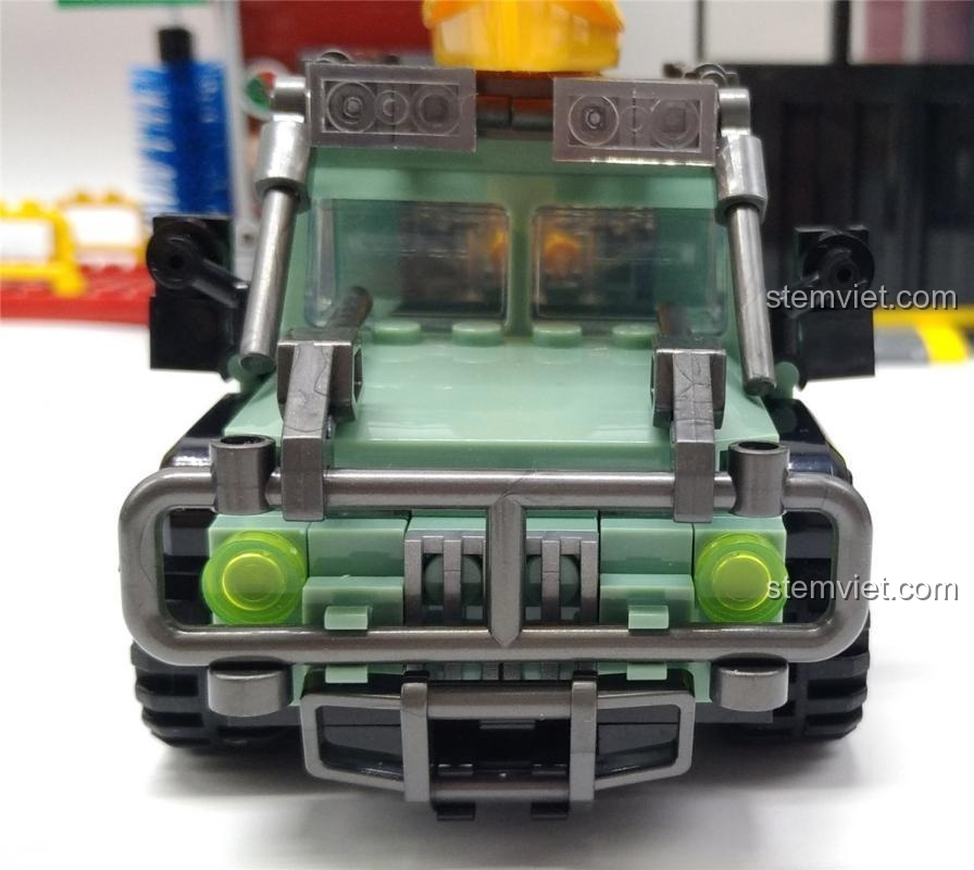 Cận cảnh phần đầu xe Jeep Dã Ngoại Jia Zhi 5120, với lưới tản nhiệt và đèn pha tròn, đồ chơi lắp ráp chất lượng cao.