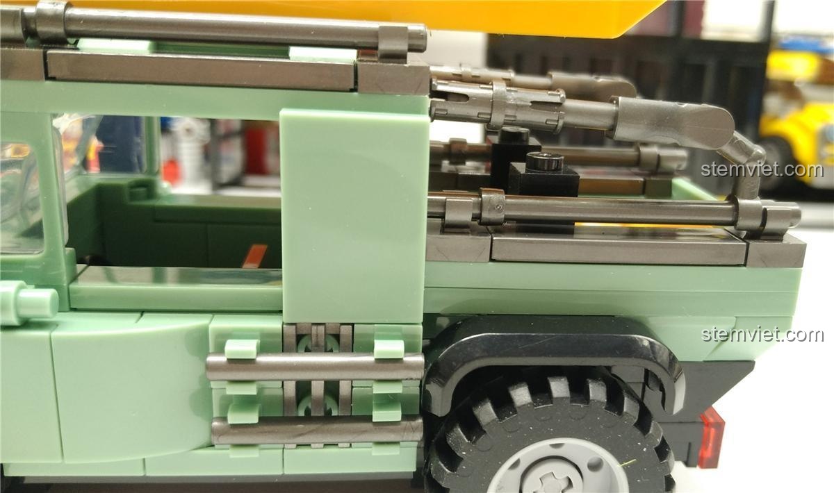 Chi tiết bên hông xe Jeep Địa Hình SY 5120, thể hiện các thanh bảo vệ và bậc lên xuống, bộ đồ chơi bền bỉ.