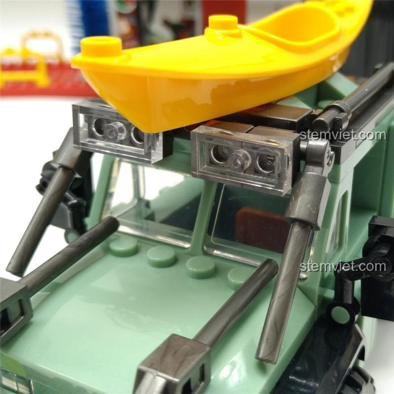 Cận cảnh phần mui xe Jeep Dã Ngoại Jia Zhi 5120, với kính chắn gió và vô lăng bên trong, đồ chơi mô hình chi tiết.