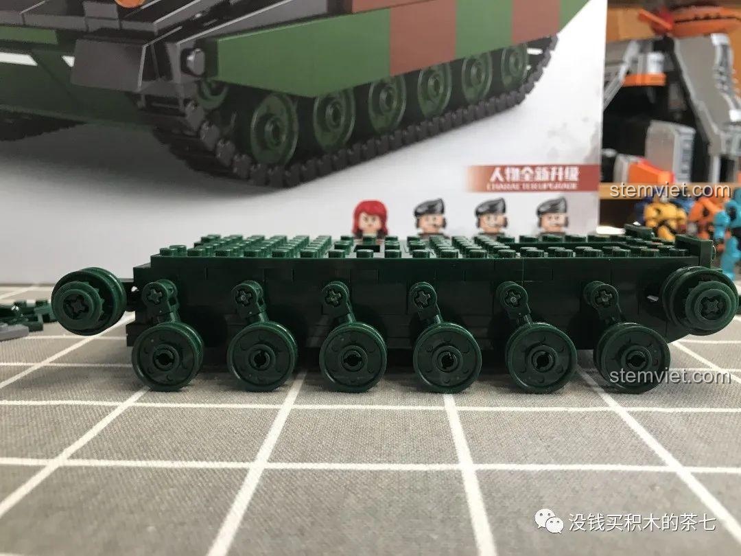 Góc nhìn khác về bánh xe tăng Leclerc 0102, cho thấy sự ổn định của hệ thống treo, đồ chơi mô hình chất lượng cao.