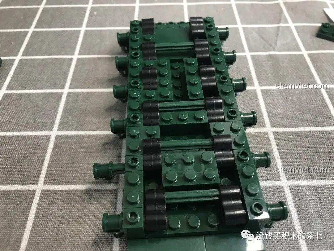 Góc nhìn khác về gầm xe tăng Leclerc 0102, thể hiện sự tỉ mỉ trong thiết kế, bộ đồ chơi mô hình đáng tiền.