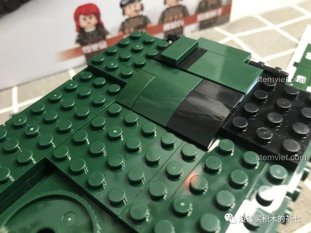 Hình ảnh động cơ thực tế của xe tăng Leclerc, so sánh với mô hình JiaZhi 0102, cho thấy độ chân thực của sản phẩm.