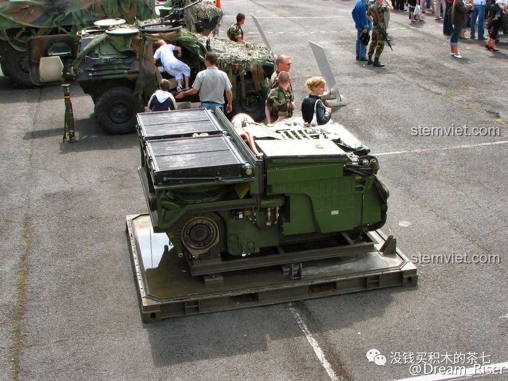 Khối động cơ xe tăng Leclerc 0102 từ một góc độ khác, thể hiện sự phức tạp của thiết kế, bộ xếp hình SY0102.