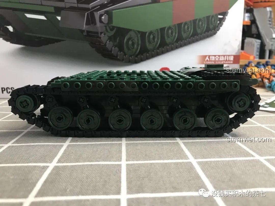 Góc nhìn khác về khung xe tăng Leclerc 0102 có động cơ, thể hiện sự hoàn chỉnh của phần thân, bộ đồ chơi mô hình Xe Tăng Leclerc.