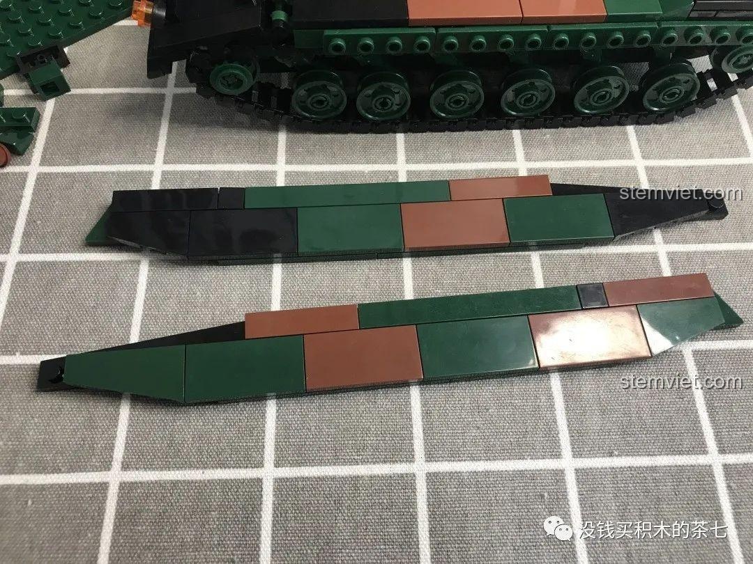 Khung xe tăng Leclerc 0102 từ phía sau với động cơ, cho thấy các chi tiết được tích hợp, bộ lắp ghép JiaZhi 0102.