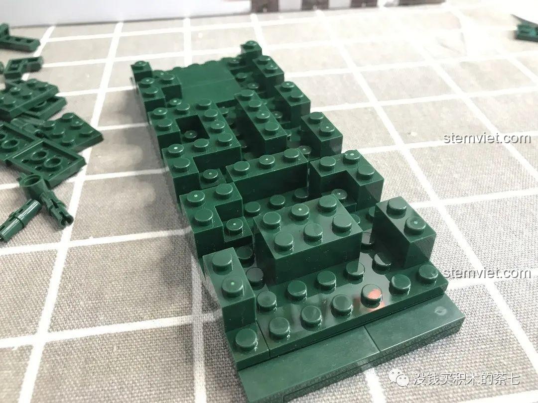 Quá trình lắp ráp khung xe tăng Leclerc 0102, thể hiện các khối lắp ghép cơ bản, giúp bé trai phát triển tư duy logic.