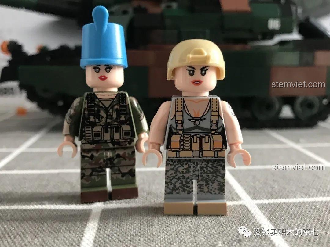 Các minifigure lính Pháp từ bộ đồ chơi lắp ráp Leclerc 0102 đang di chuyển, thể hiện sự sống động của nhân vật, đồ chơi mô hình chất lượng cao.