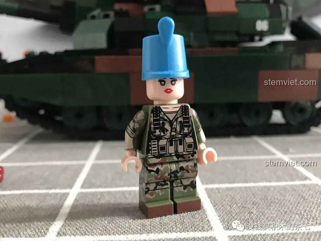 Bốn minifigure lính Pháp đi kèm bộ đồ chơi Xe Tăng Chủ Lực Leclerc JiaZhi 0102, với trang phục rằn ri chi tiết, phù hợp cho bé trai 6 tuổi.