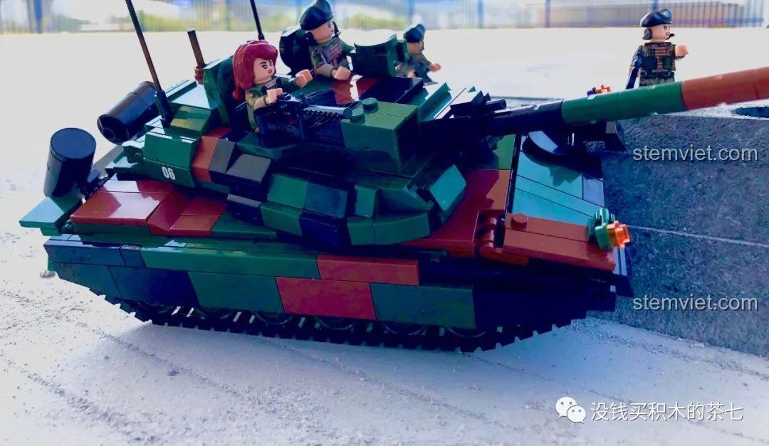 Minifigure nữ lính tóc đỏ và nữ lính tóc vàng với mũ và mũ bảo hiểm, thể hiện sự đa dạng của nhân vật, đồ chơi mô hình Xe Tăng Leclerc.