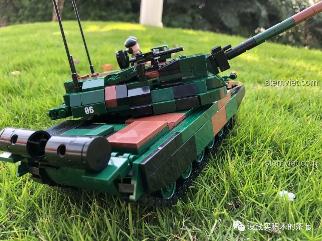 Minifigure nữ lính tóc đỏ từ bộ đồ chơi Xe Tăng Chủ Lực Leclerc JiaZhi 0102, với mũ đặc trưng, tăng tính đa dạng cho bộ sưu tập.