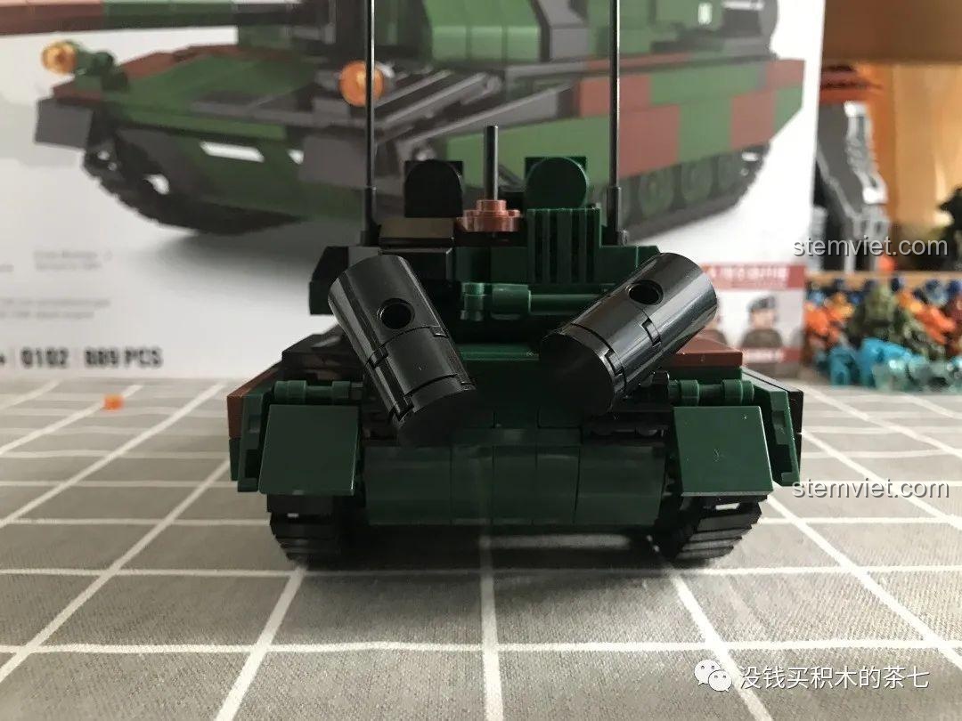 Mô hình xe tăng Leclerc 0102 hoàn chỉnh từ bên hông, cho thấy tỉ lệ cân đối, đồ chơi mô hình chất lượng cao.