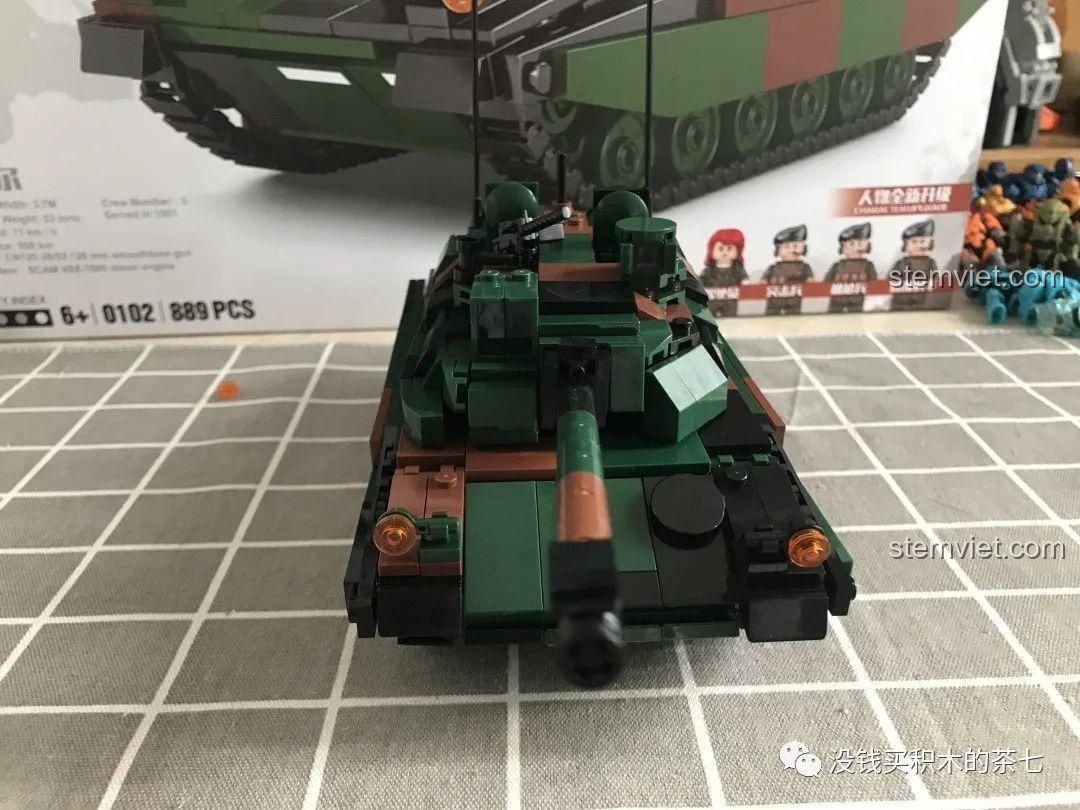 Mô hình xe tăng Leclerc 0102 hoàn chỉnh từ phía trước, thể hiện vẻ ngoài mạnh mẽ, bộ đồ chơi Xe Tăng Chủ Lực Leclerc.