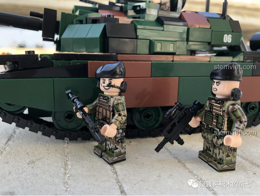 Mô hình xe tăng Leclerc 0102 trên nền cỏ xanh, tạo bối cảnh chiến trường chân thực, bộ đồ chơi lắp ráp Leclerc 0102.