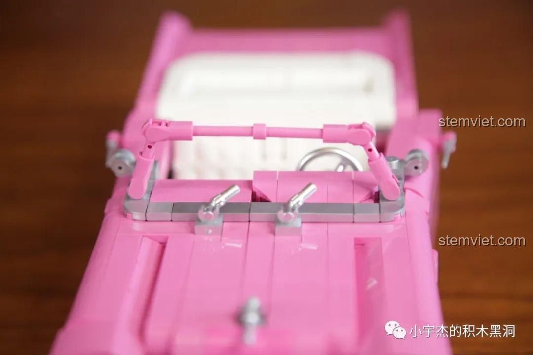 Chi tiết cần gạt nước trên kính chắn gió của mô hình JiaZhi 8404, được tạo hình từ mảnh súng.