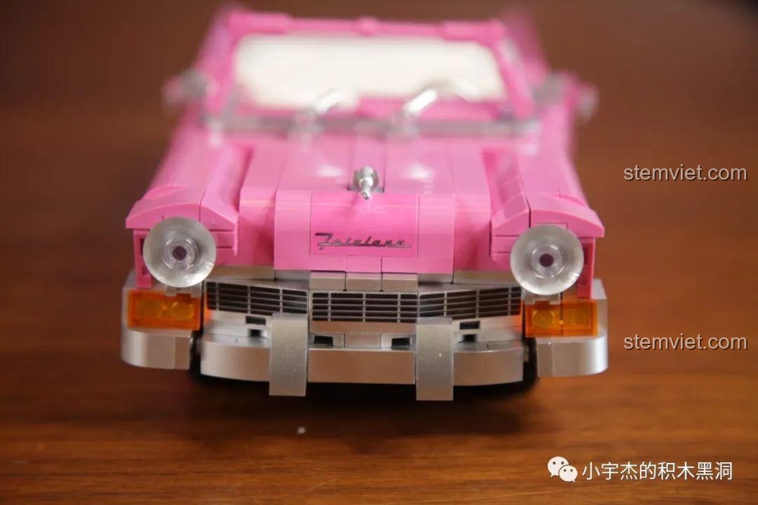 Cận cảnh cản trước màu bạc của mô hình JiaZhi 8404, tăng thêm vẻ sang trọng và cổ điển.